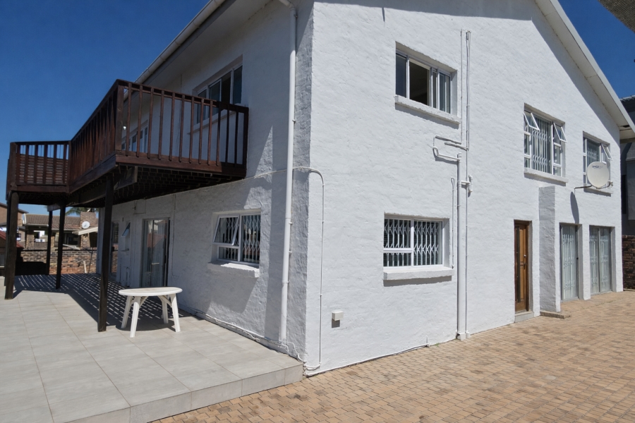 6 Bedroom Property for Sale in Wavecrest Eastern Cape